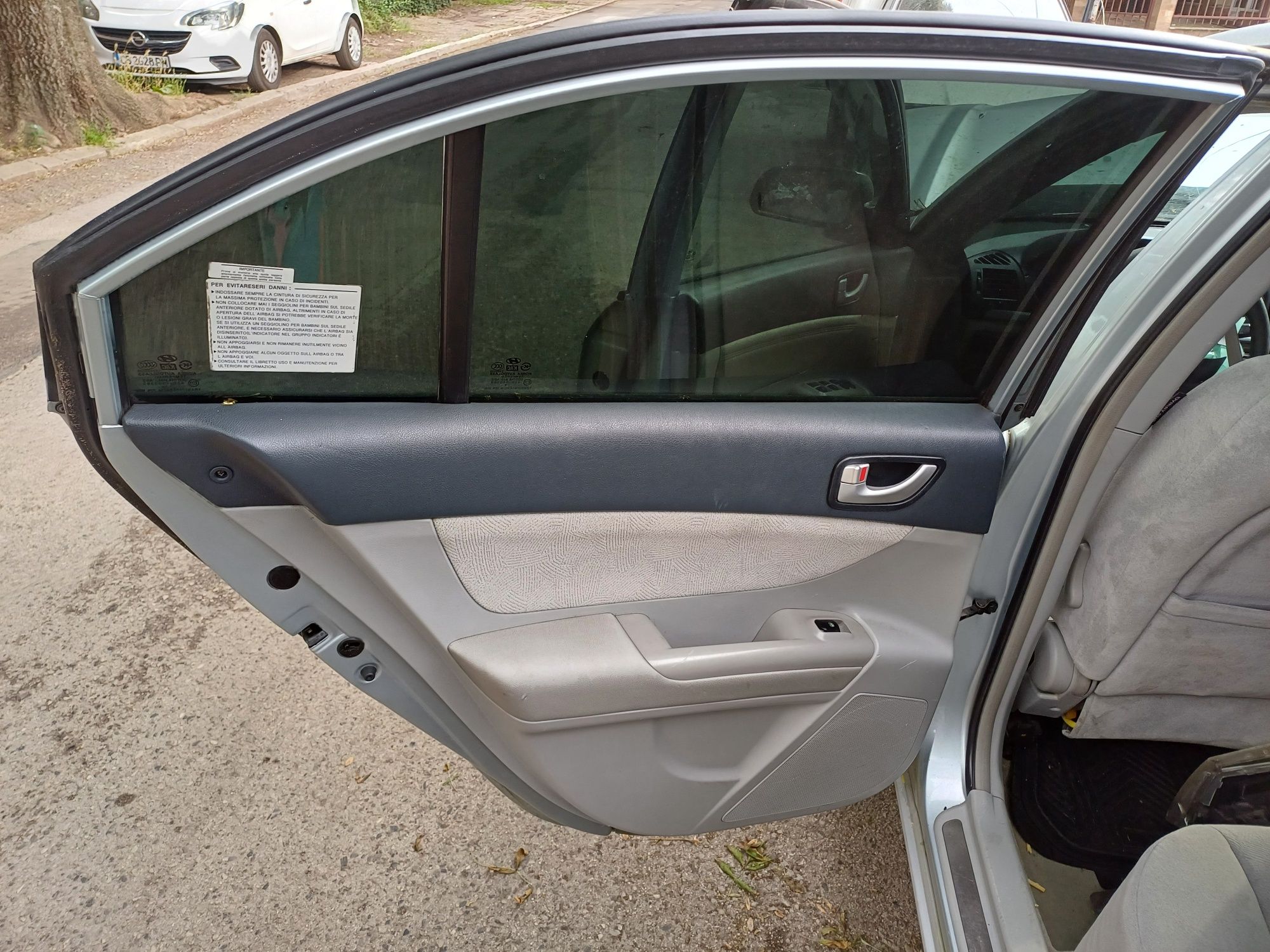 Продава се цяла за части Hyundai sonata 3.3