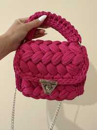 Плетена розова чанта