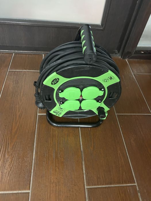 Vand derulator cablu electric cu 4 prize de 25 m