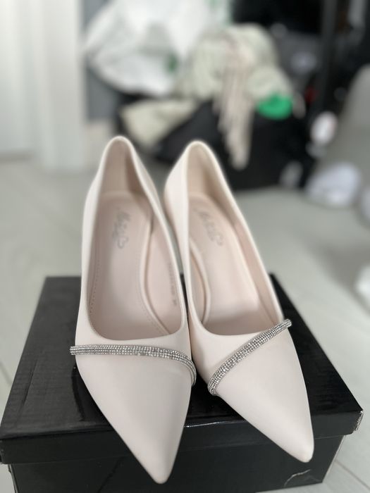 Pantofi albi eleganti