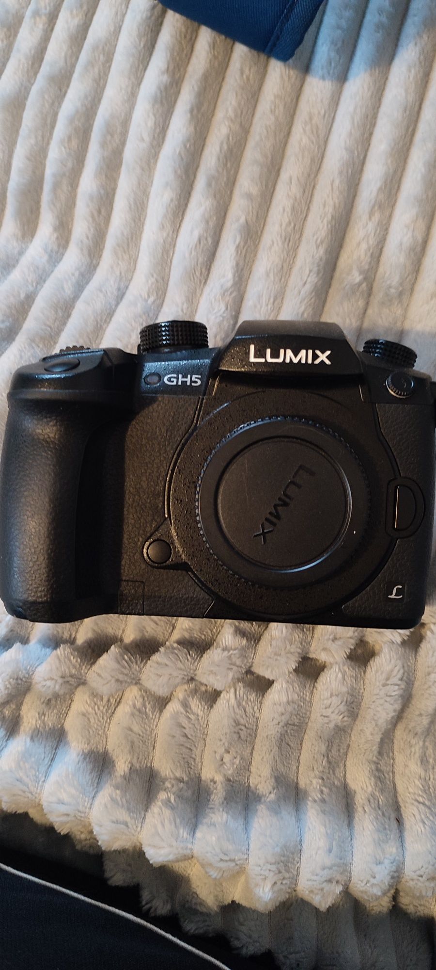 Panasonic gh5., cu 4 acumulatori.