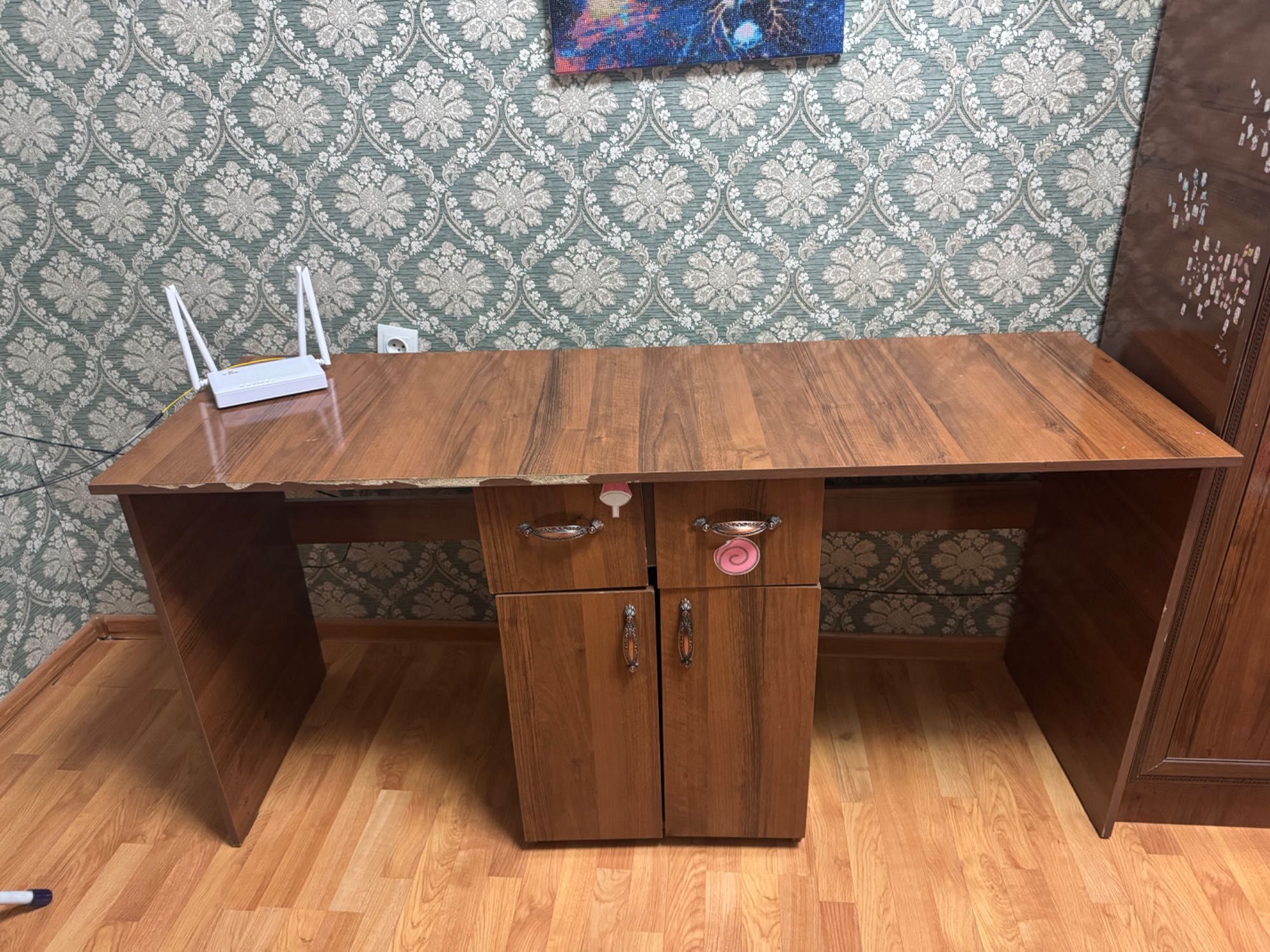 Продаётся кровать и два стола