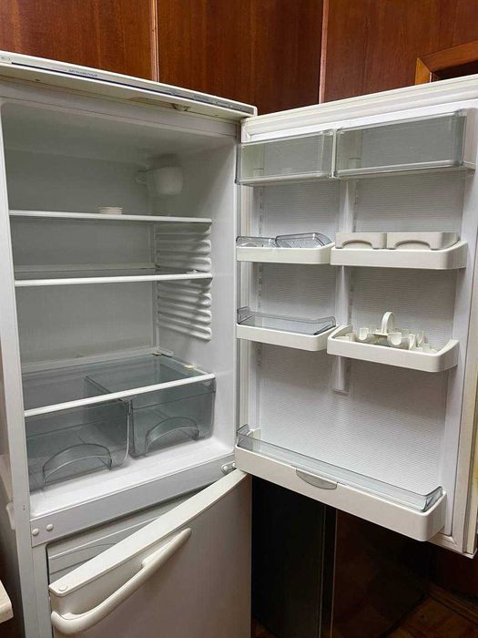 холодильник Атлант двухкамерный, требует ремонта