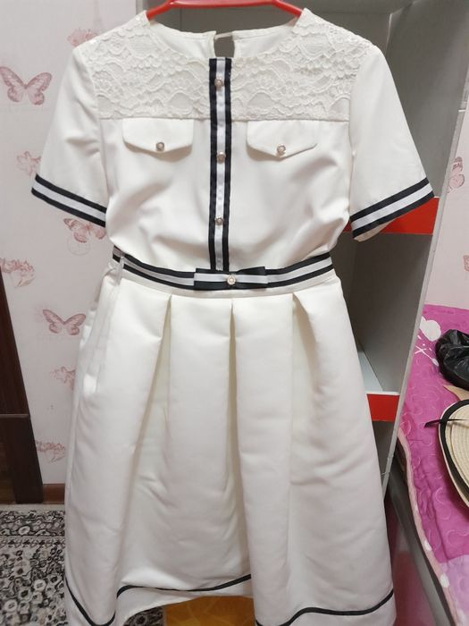 Qozaloqlar uchun oq kofta yubka