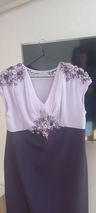 Платье нарядное  с ручной вышивкой.