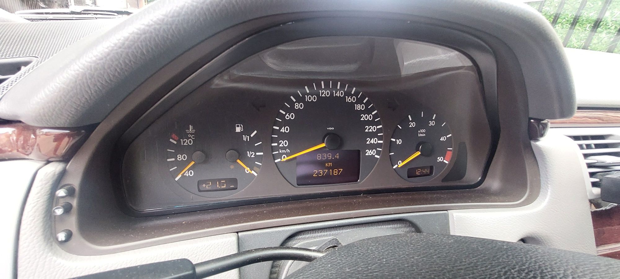 Vând Mercedes w210