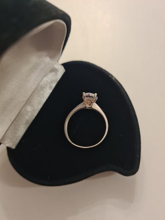 Дамски пръстен с камък, бяло злато.