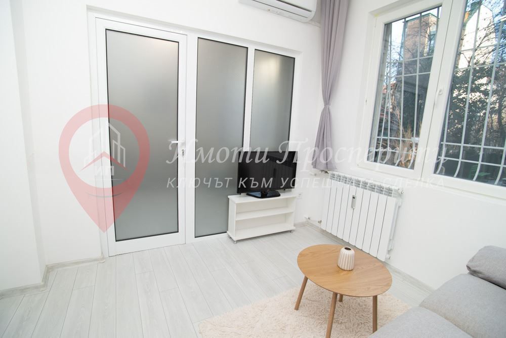 Дава се под наем Двустаен апартамент в София, Център - 42 кв.м за 799 € - Снимка #2