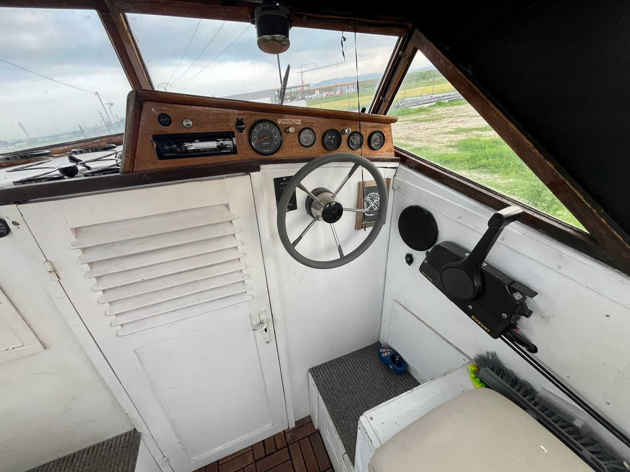 Barca cu peridoc, motor 50 CP