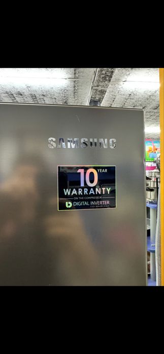 Продавам Хладилник Samsung с фризер в долната част