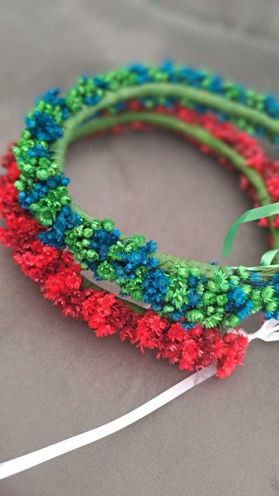 Aranjamente florale in suport creioane colorate si coronite