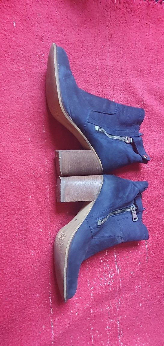 Vând botine dama din piele intoarsa naturala albastra , nr. 41 !