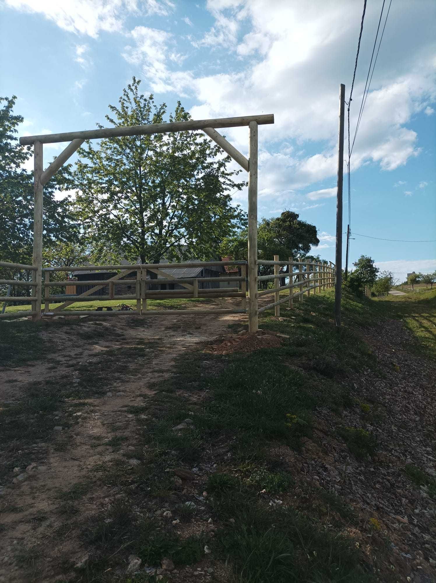 Garduri si Imprejmuiri din Lemn Rotund pentru Terenuri Agricole