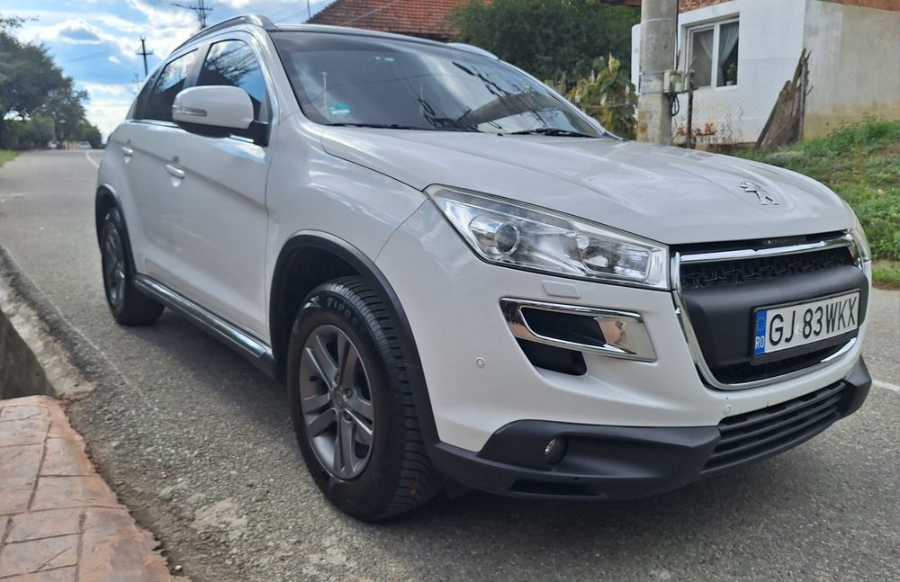 Vând Peugeot 4008 impecabil