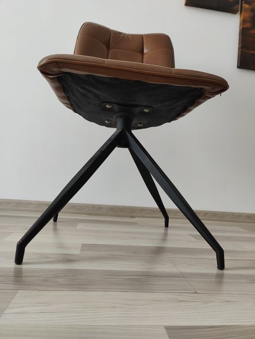 3 scaune cu tapiterie imitatie piele, cu defect al tapiteriei