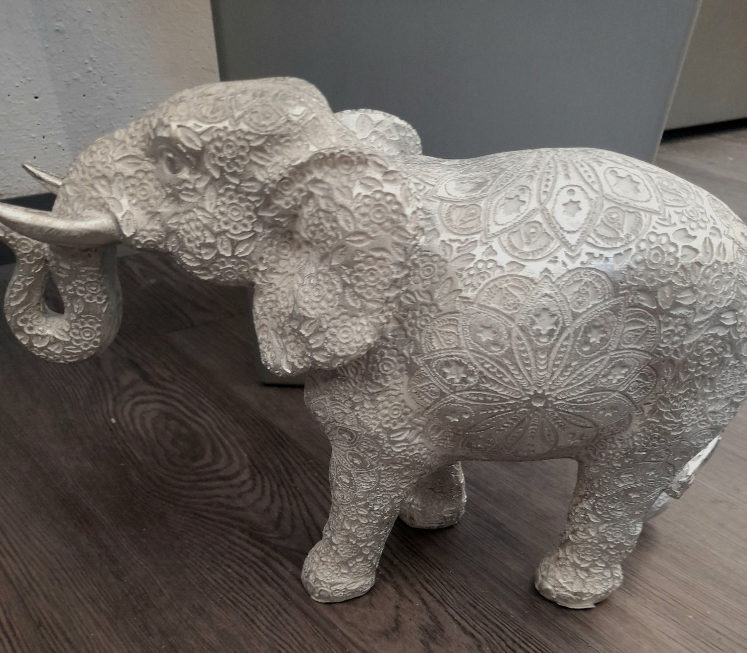Elefant argintiu, decorațiune