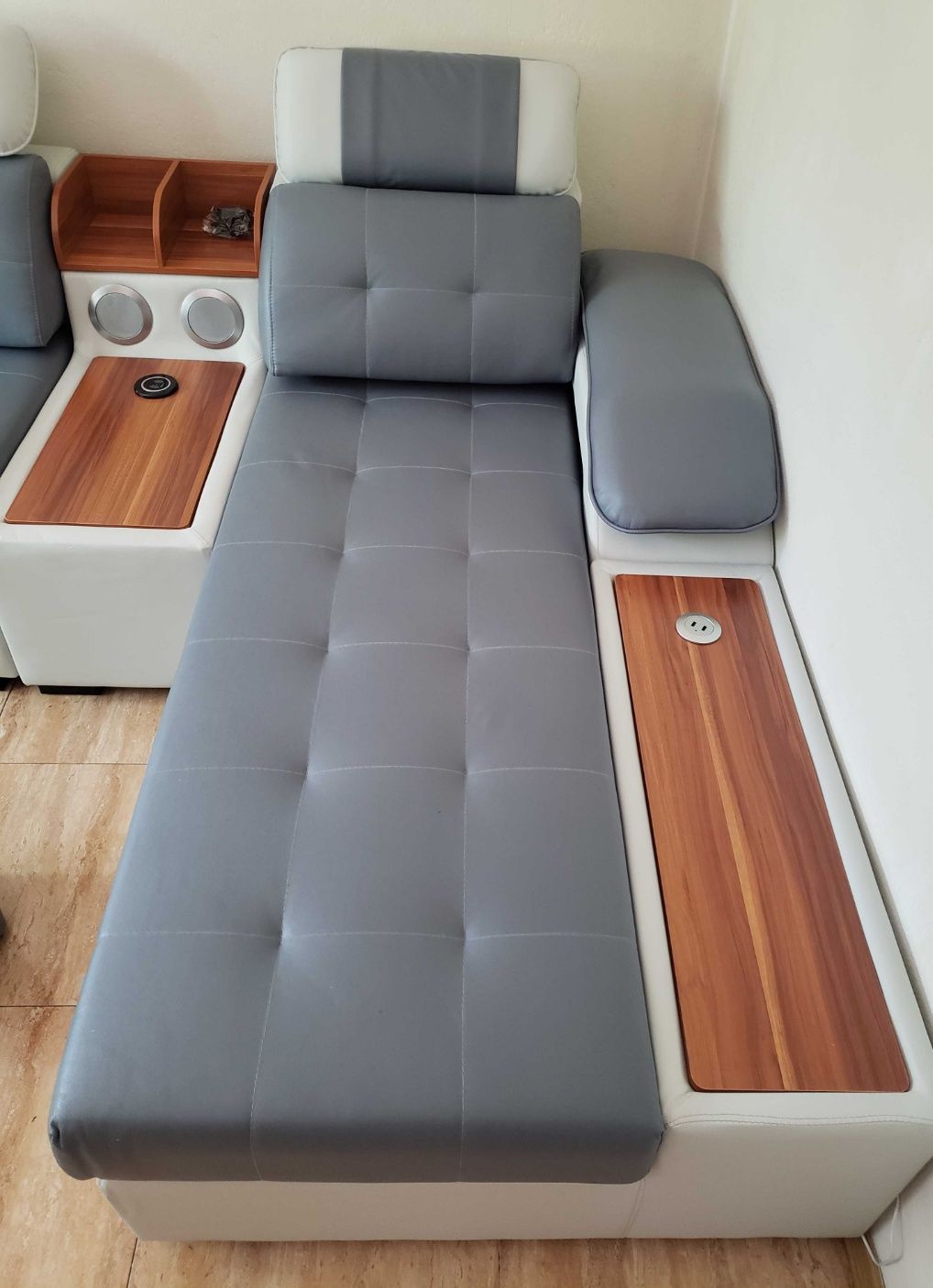 Луксозен диван с bluetooth и колонки НОВ