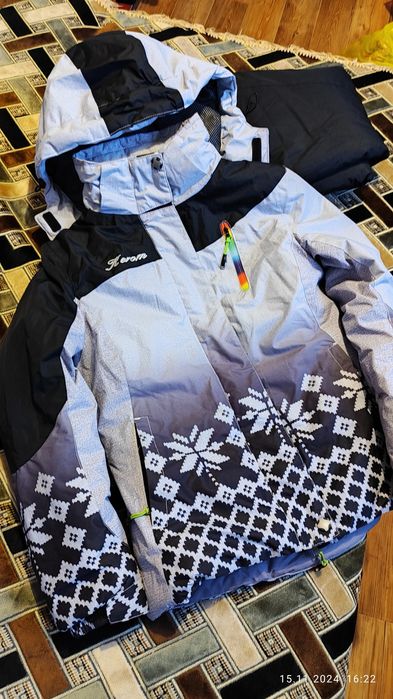 Зимний костюм размер S.