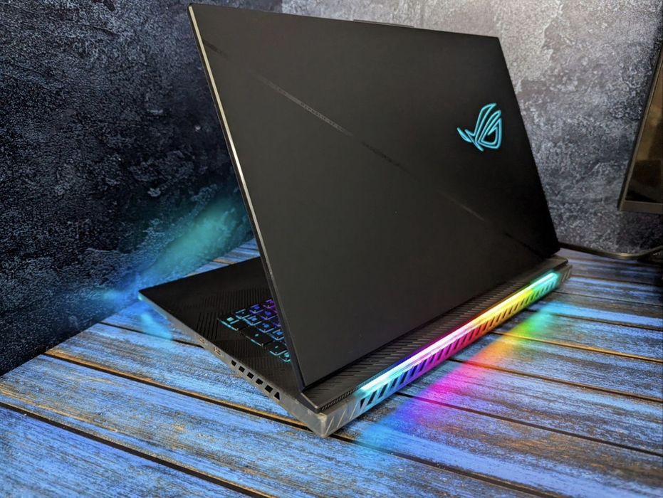 Asus Rog Strix g18, 14900hx, 4090, 32gb, 2tb