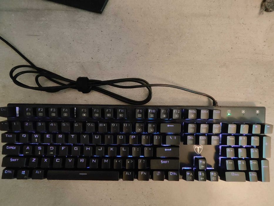 Vând Tastatură Gaming Mecanică T-Dagger Frigate - RGB, Stare Perfectă