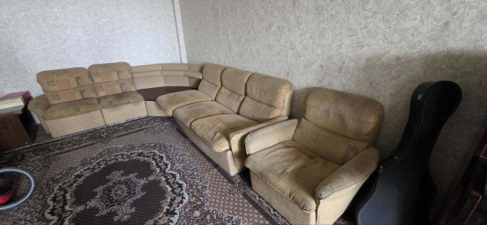 Продаётся угловой диван с двумя креслами