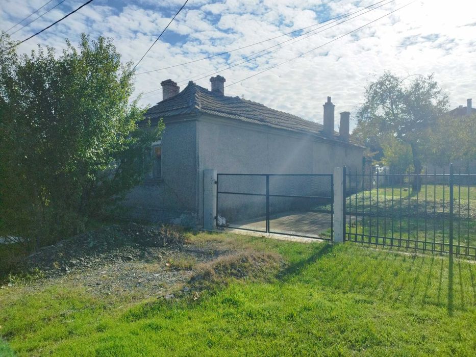 Къща с двор и гараж