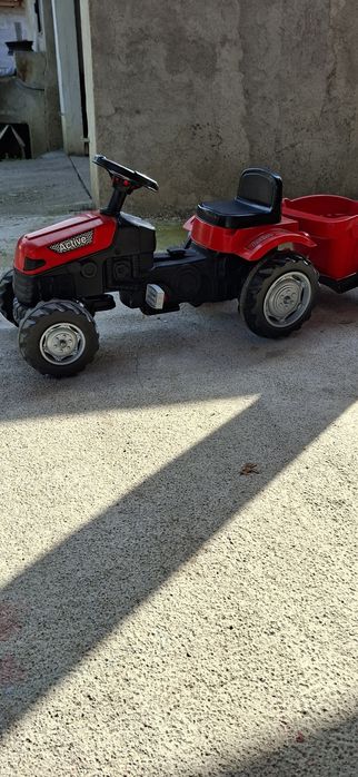 Tractor cu pedale si remorcă