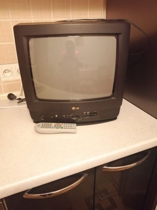 Продаю телевизор небольшой LG