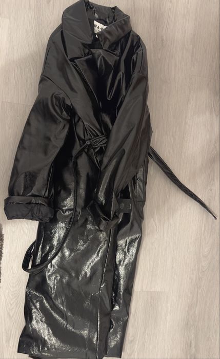 Vând geaca nouă de damă neagră tip trench cu eticheta , NA-KD