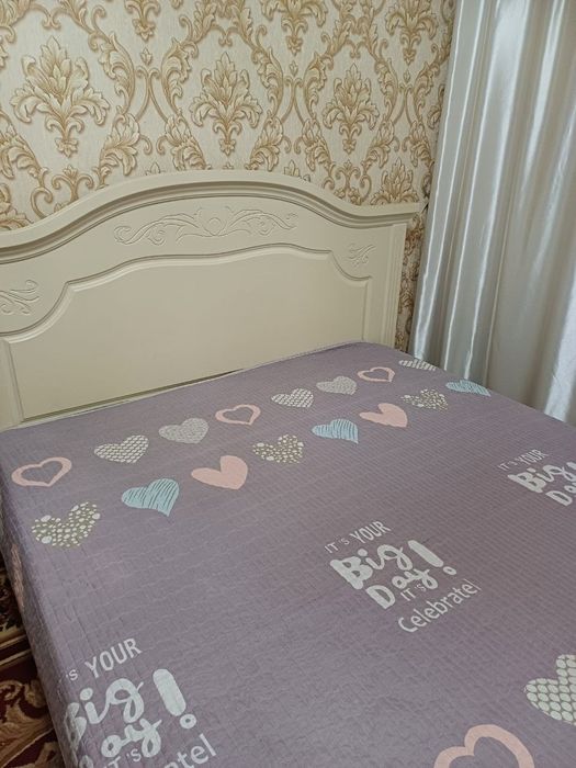 Krovat sortopedicheskim matrasom