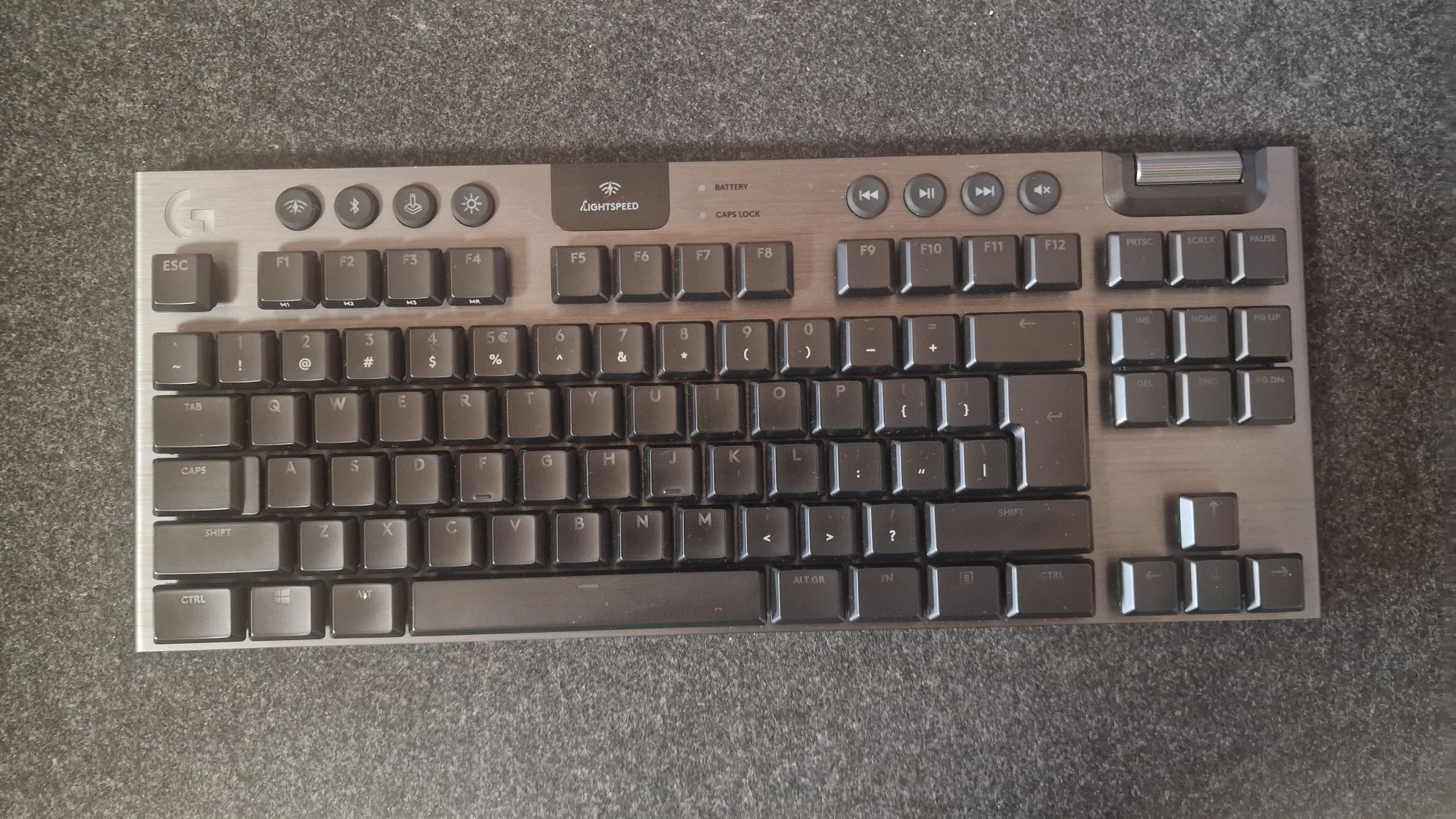 Продавам клавиатура Logitech G915 TKL