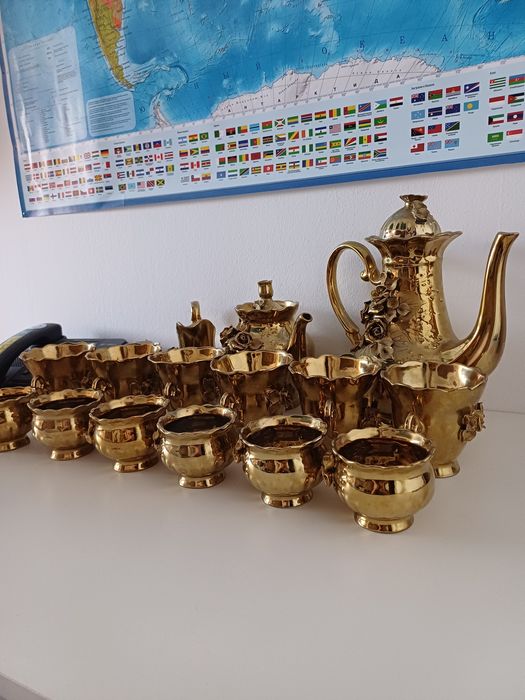 Продам золотистый сервиз. Совсем не пользовались!