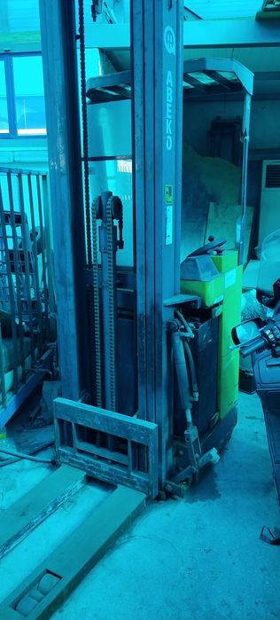 Електрически палетен повдигач