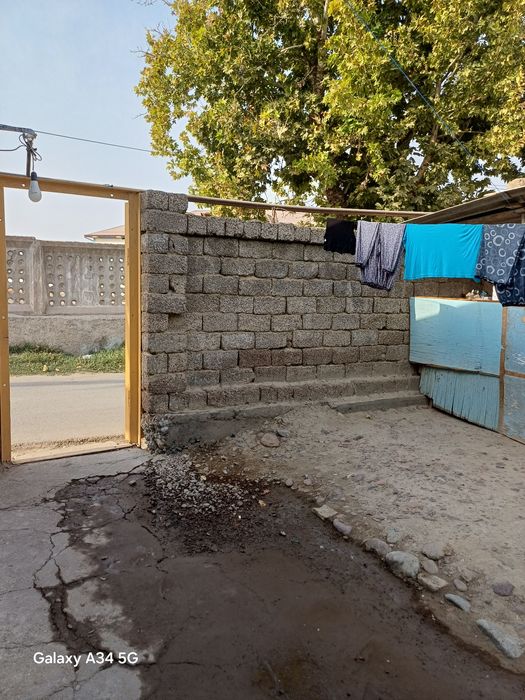 Нурафшон шахар катта бозор енида уй сотилади