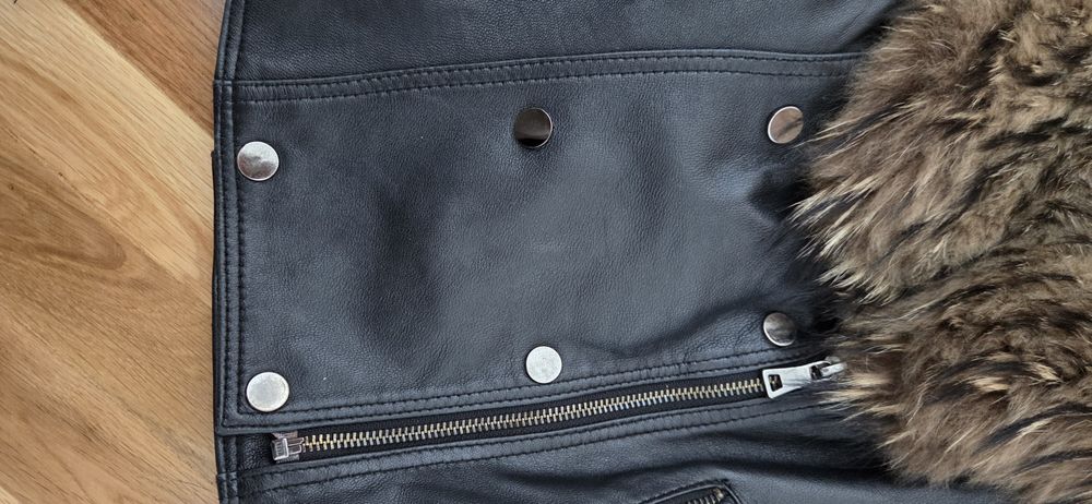 Черно кожено яке с естествен пух от лисица.