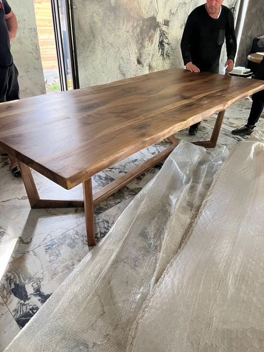 Vand mese si scaune din lemn masiv.