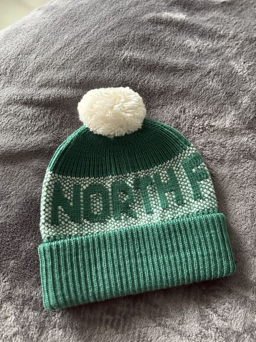 The North Face caciula groasa unisex cu ciucure verde cu alb marime OS