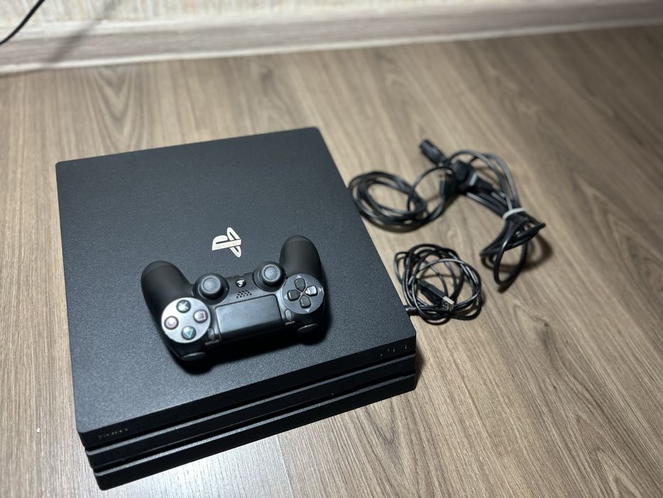 Playstation 4 PRO в очень хорошем состоянии, не шумит 2 геймпада