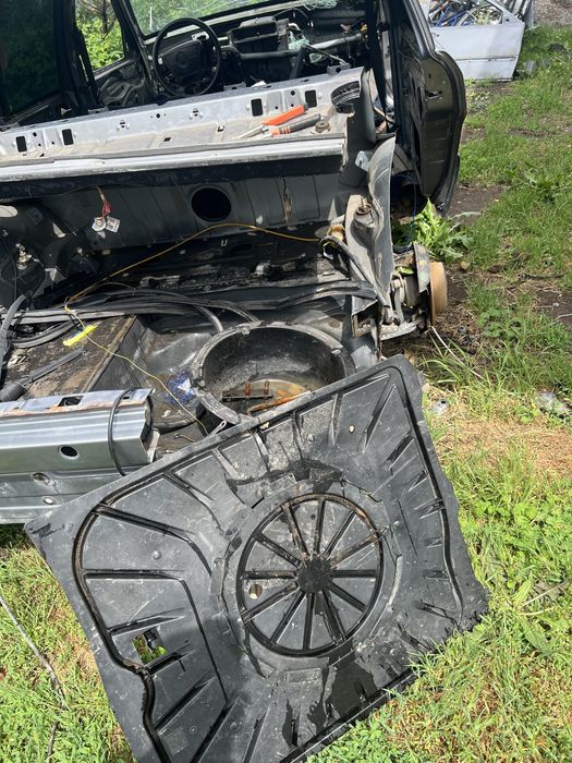 Продам запчасти на 124 мерс не дорого