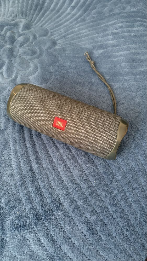 Продается колонка оригинал JBL
