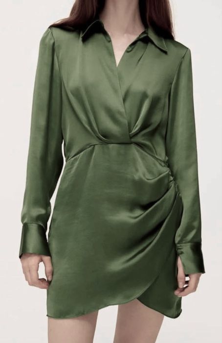 Зелена сатенена рокля на Zara
