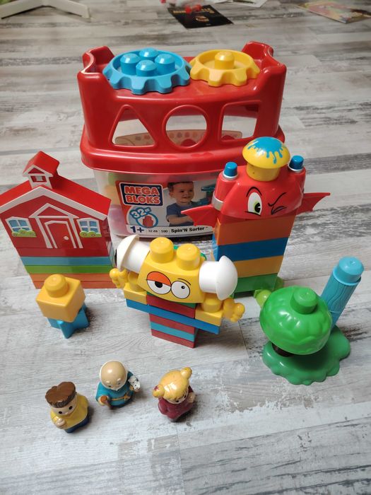 Cutie cuburi Mega Bloks cu figurine