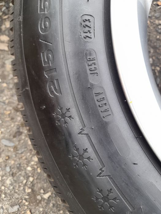 De Vănzare un set jante luminiu pe 215/65/R16 cu anvelope de iarnă