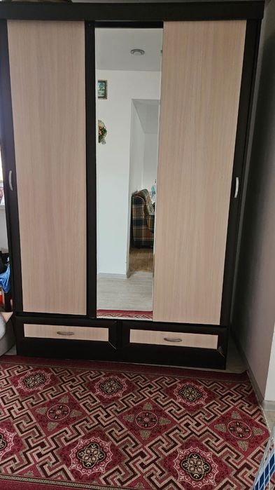 Шкаф для одежды светлого тона