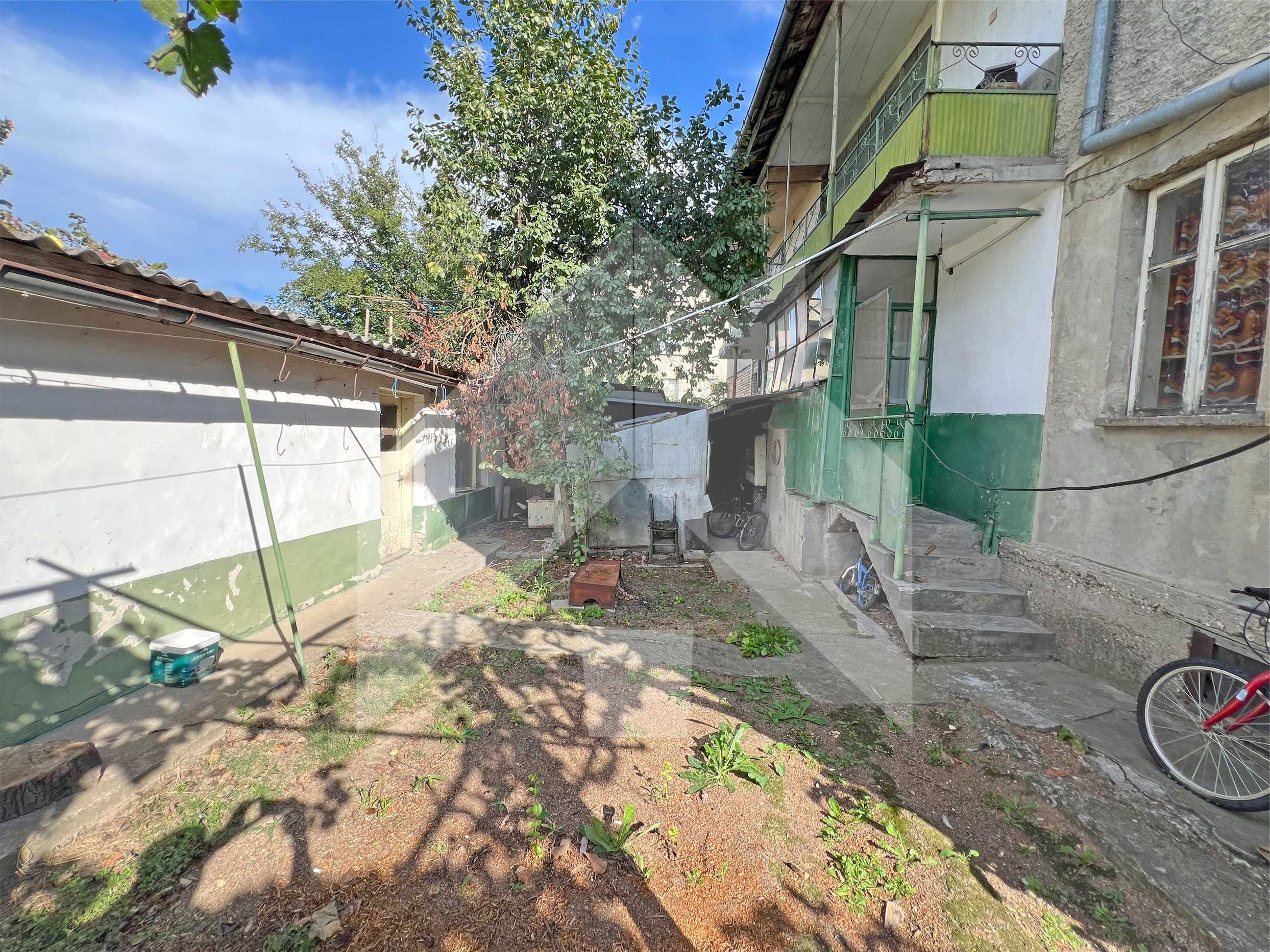 Продава ВТОРИ ЕТАЖ от двуетажна сграда в гр. Нови пазар. ТОП цена!