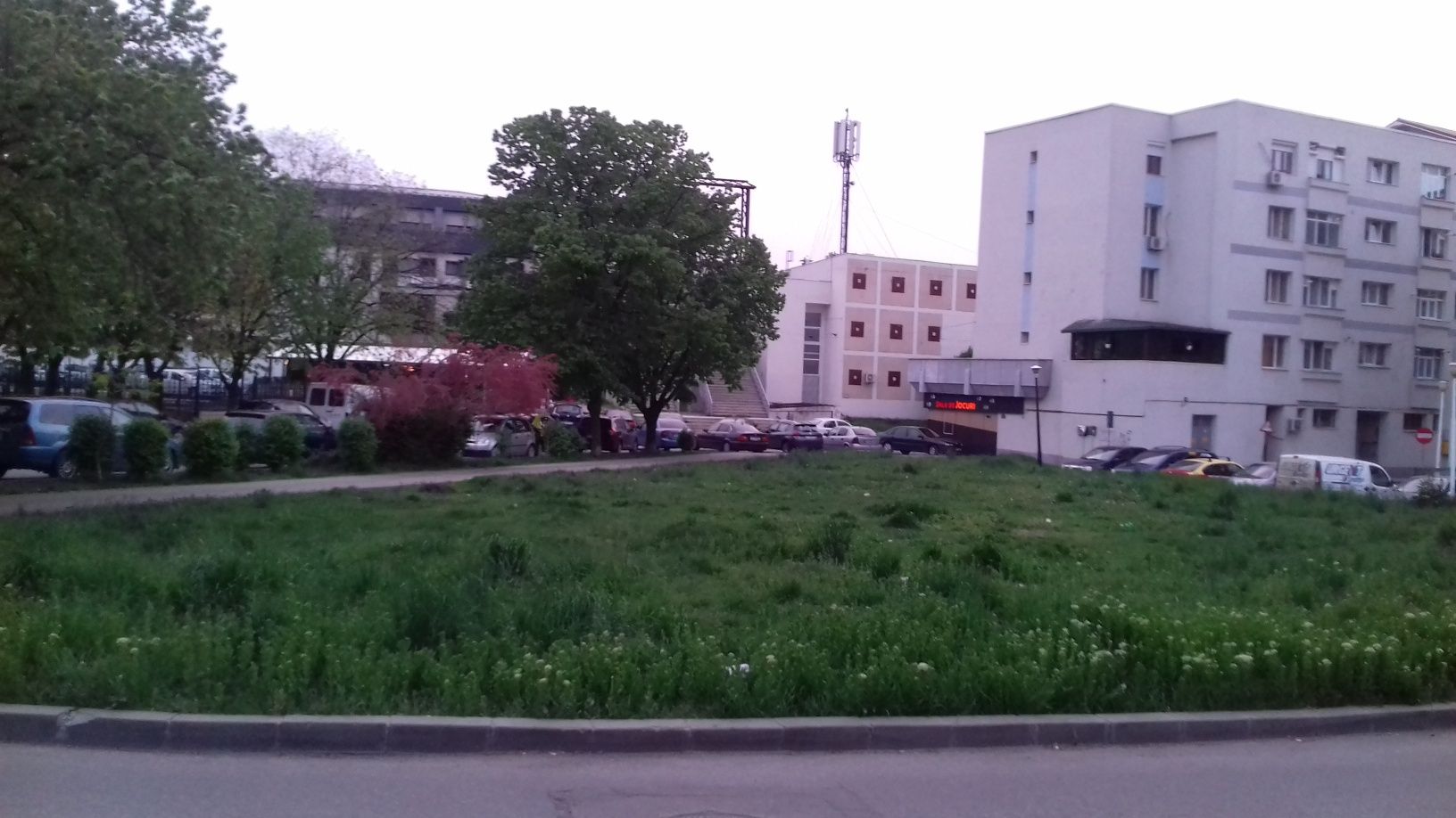 Inchiriez  900 mp central pentru parcare langa Casa Tineretului