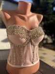 Corset accesorizat cu pietre cusute manual