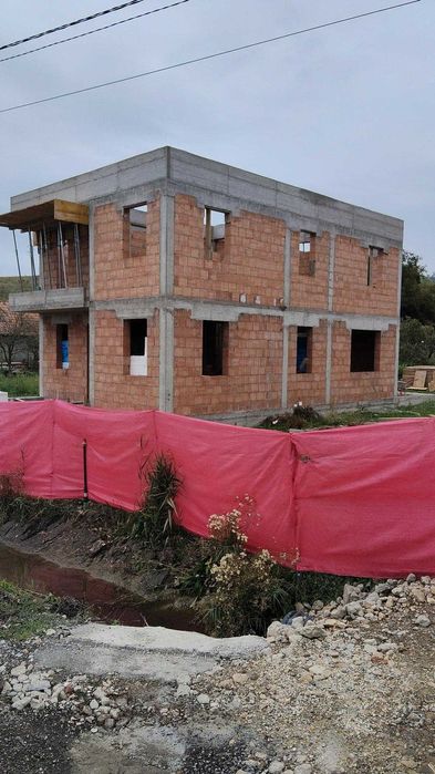 Vand casa realizata in stadiu "la rosu"