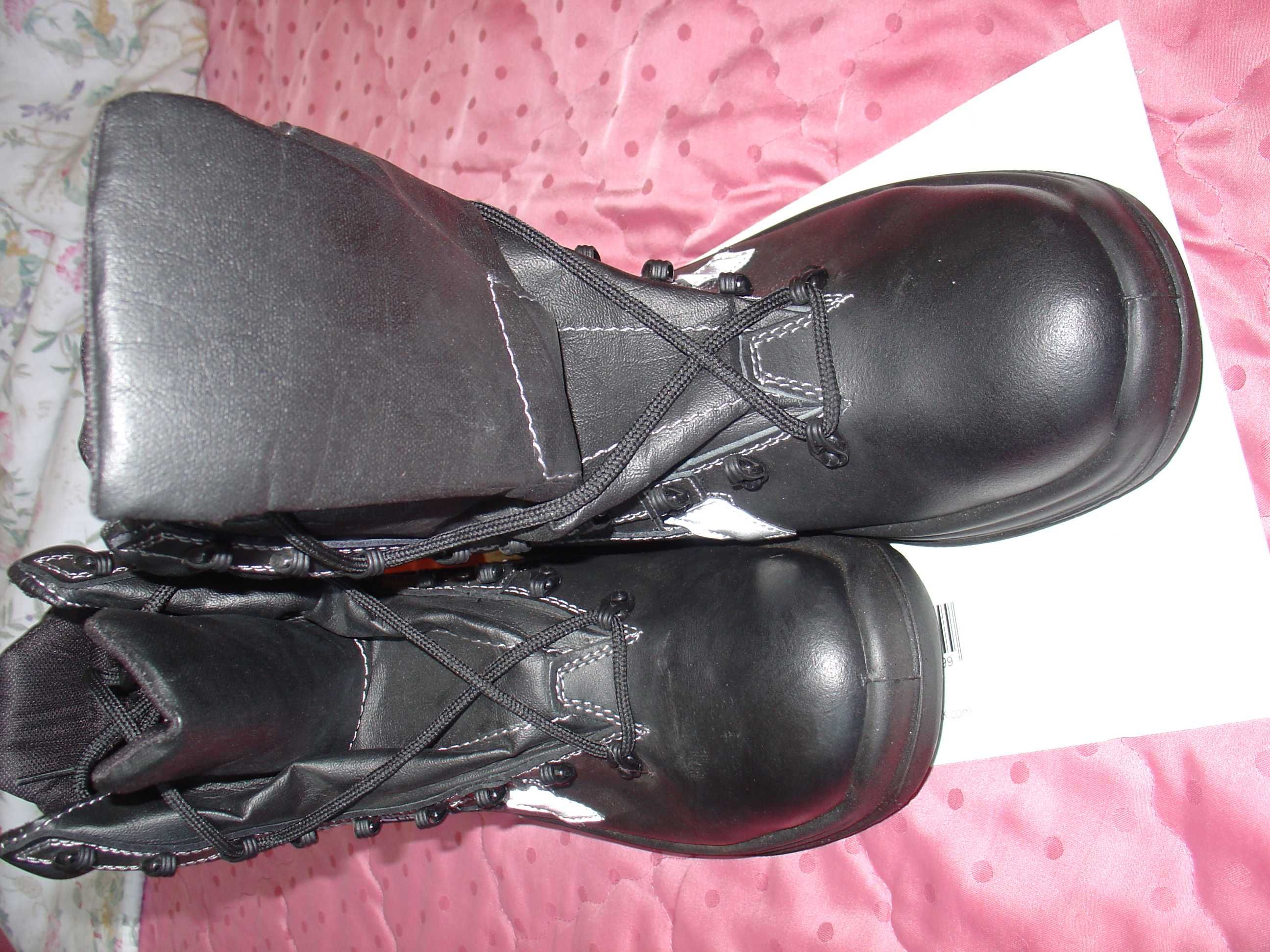 Vand bocanci , (jacheta si pantalon) sport ,palarie dama.
