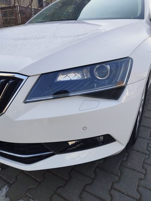 Far stânga Skoda Superb 3